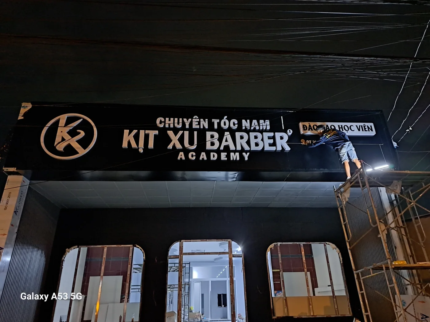 Bảng hiệu KIT XU BARBER