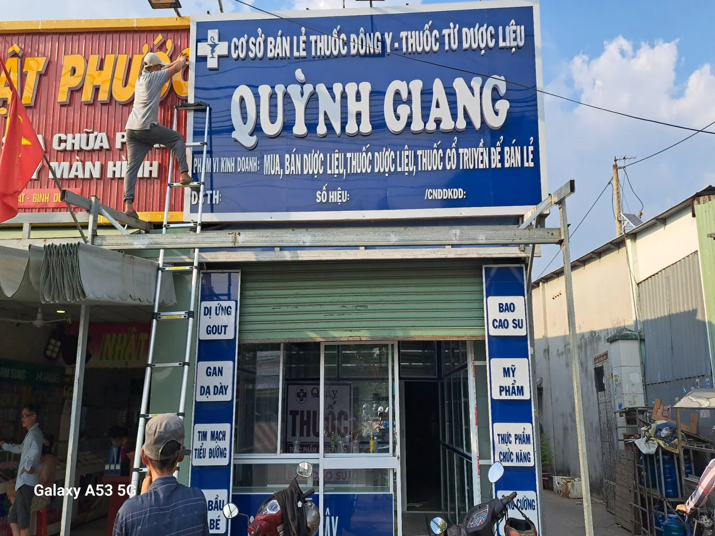 Bảng hiệu nhà thuốc Quỳnh Giang